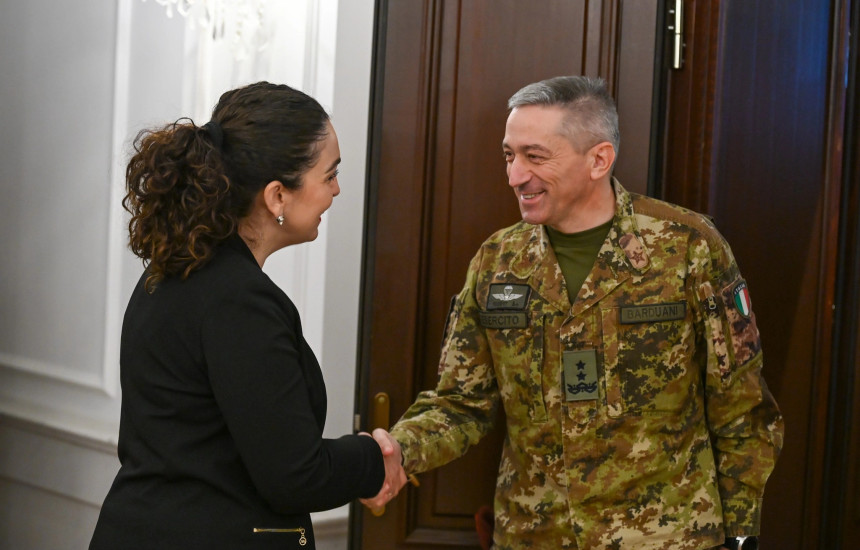 Vjosa Osmani me Enrico Barduanin