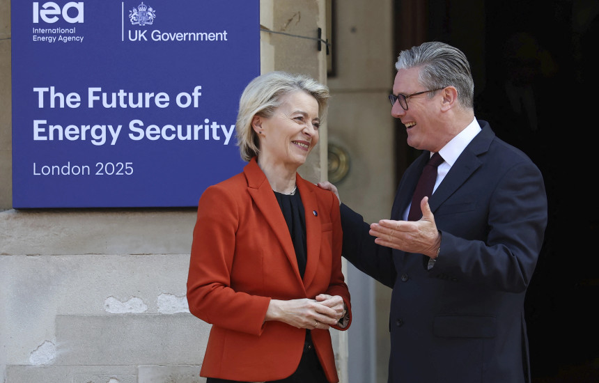 Ursula von der Leyen dhe Keir Starmer