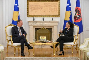 Vjosa Osmani me Fatmir Limajn