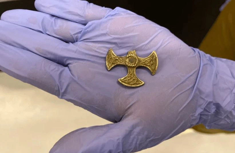 Varësja në formë kryqi, thesar i ri në kulturën saksone