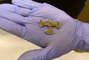 Varësja në formë kryqi, thesar i ri në kulturën saksone