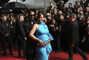 Rihanna shkëlqen me stilin epik të shtatzënisë në Cannes