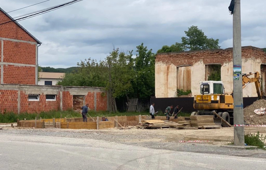 Pesë ditë pasi në Prishtinë është mbajtur paneli “Runiku i riimagjinuar: Kultura, kujtesa, domethënia e atdheut”, në afërsi të Shtëpisë së Kulturës në Runik ka nisur një aktivitet ndërtimi