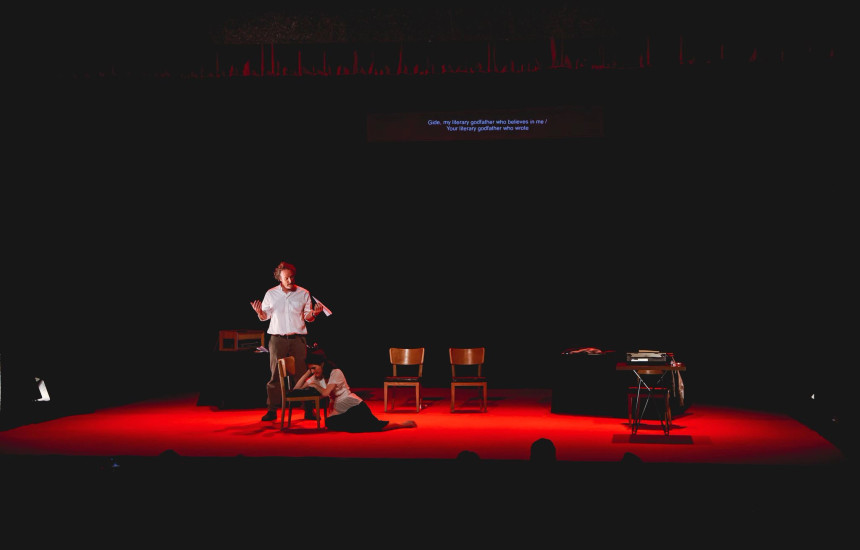 Skenë nga shfaqja franceze “On the heart of the rose” me të cilën është hapur edicioni i 9-të i Festivalit Ndërkombëtar të Teatrit në Prishtinë, “Burbuqe Berisha” (FOTO: PITF)