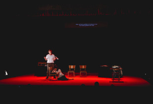 Skenë nga shfaqja franceze “On the heart of the rose” me të cilën është hapur edicioni i 9-të i Festivalit Ndërkombëtar të Teatrit në Prishtinë, “Burbuqe Berisha” (FOTO: PITF)
