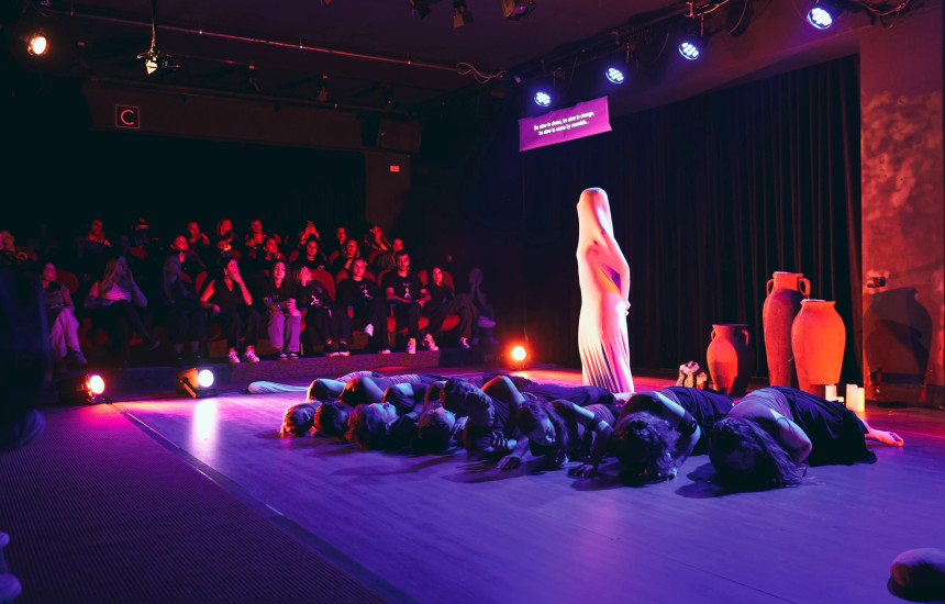 “Petrichora” ringjall mitin ballkanik në teatrin që tejkalon gjuhët