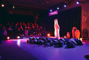 “Petrichora” ringjall mitin ballkanik në teatrin që tejkalon gjuhët