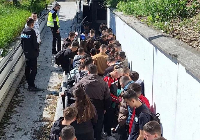 Finalja nis me mëngjes në Mitrovicë, radhë të gjata për bileta