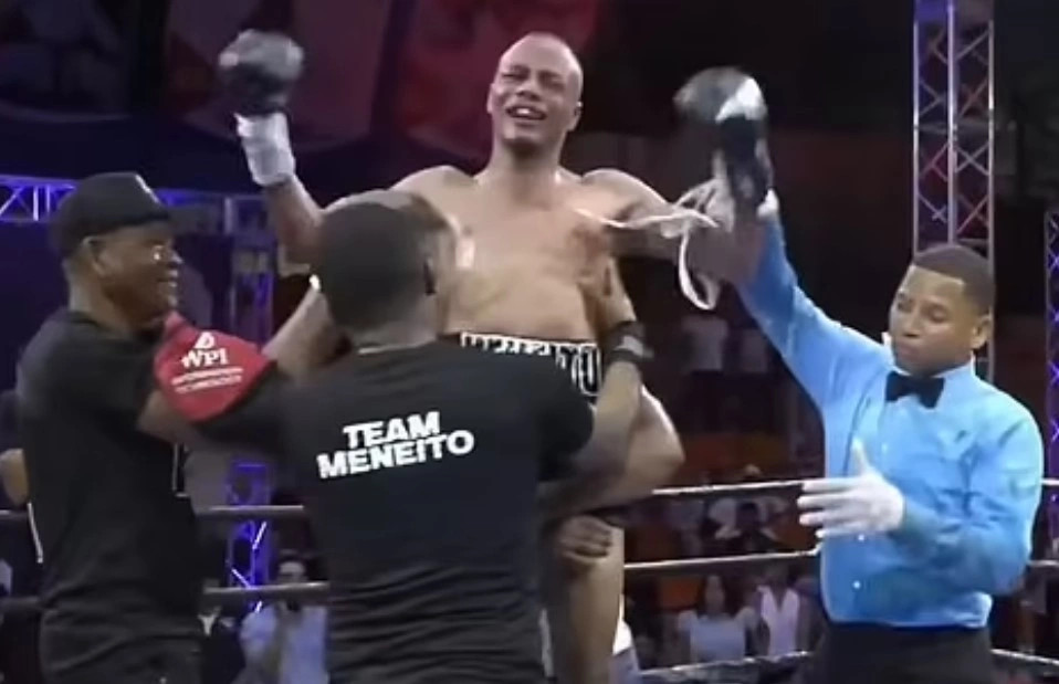 Chaos in the boxing ring, the judge suffers badly after announcing the ...