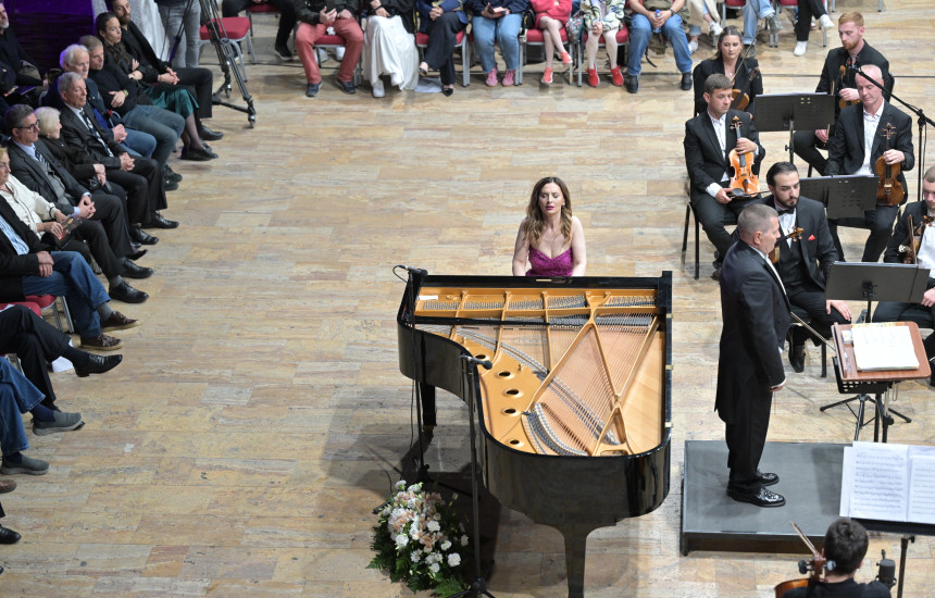 Krejt veprat në repertor kanë qenë mundësi unike që pianistja të zbërthejë e dëshmojë teknika e mjeshtri dhe Lule Elezi është e shquar për këtë (Foto: Arben Llapashtica)