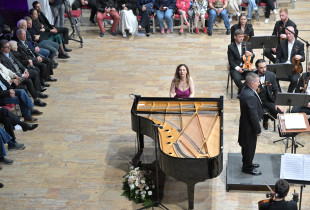 Krejt veprat në repertor kanë qenë mundësi unike që pianistja të zbërthejë e dëshmojë teknika e mjeshtri dhe Lule Elezi është e shquar për këtë (Foto: Arben Llapashtica)