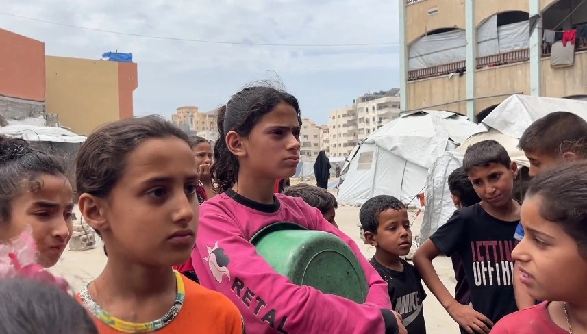 Pesha e luftës mbi supet e vogla të Janës