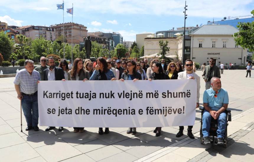 Protestë para Kuvendit: Karriget tuaja nuk vlejnë më shumë se jeta dhe mirëqenia e fëmijëve