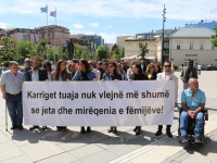Protestë para Kuvendit: Karriget tuaja nuk vlejnë më shumë se jeta dhe mirëqenia e fëmijëve