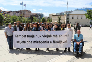 Protestë para Kuvendit: Karriget tuaja nuk vlejnë më shumë se jeta dhe mirëqenia e fëmijëve