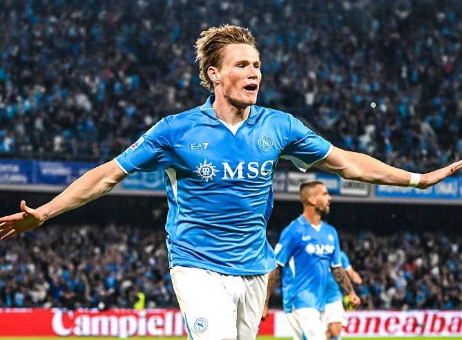 McTominay ia siguron një pikë Napolit në derbin ndaj Interit