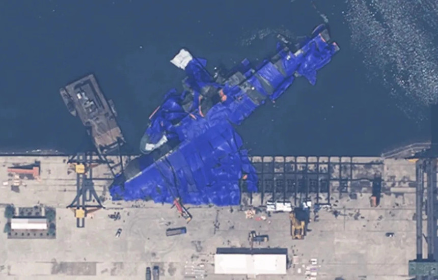 Publikohen pamjet satelitore të luftanijes së dëmtuar verikoreane