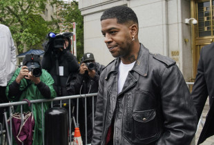 Kid Cudi duke dalë nga gjykata