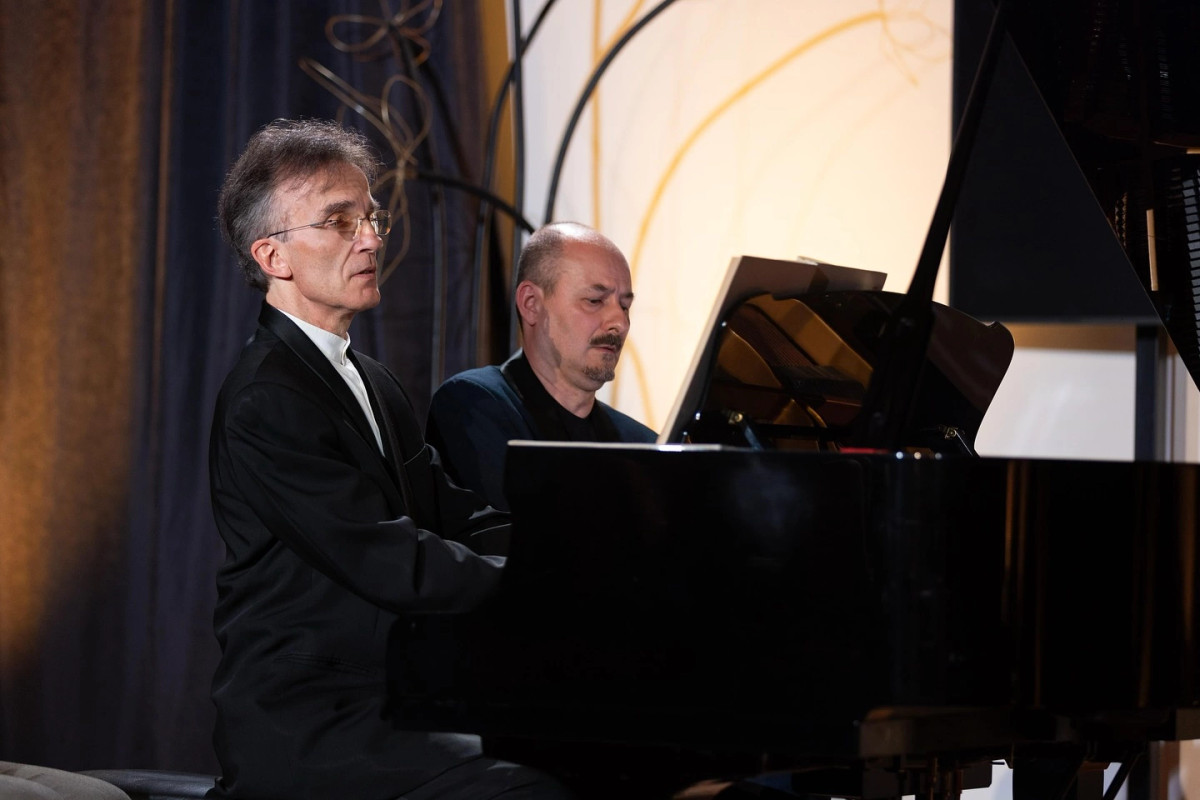 kater-duar-ne-nje-piano-rrefejne-muzikalitetin-qe-buron-nga-shpirti