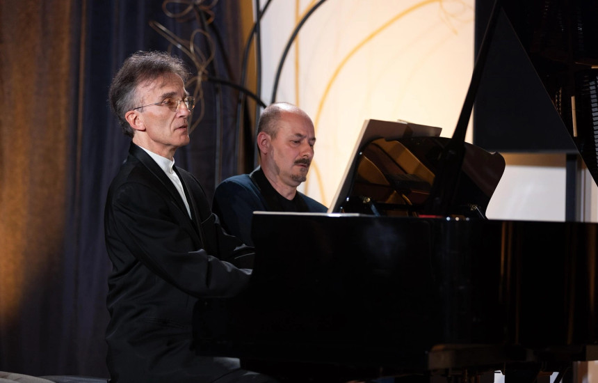 Katër duar në një piano rrëfejnë muzikalitetin që buron nga shpirti