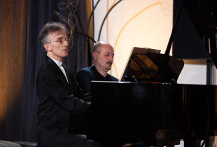 Katër duar në një piano rrëfejnë muzikalitetin që buron nga shpirti