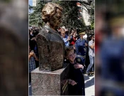 Madeleine Albright pranë bustit të saj në Prishtinë, më 12 qershor, 2019 (Foto: Driton Paçarada)
