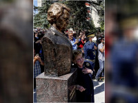 Madeleine Albright pranë bustit të saj në Prishtinë, më 12 qershor, 2019 (Foto: Driton Paçarada)