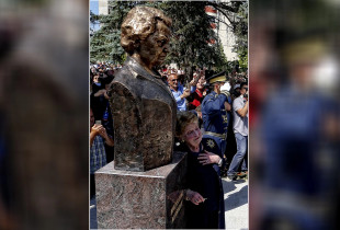 Madeleine Albright pranë bustit të saj në Prishtinë, më 12 qershor, 2019 (Foto: Driton Paçarada)
