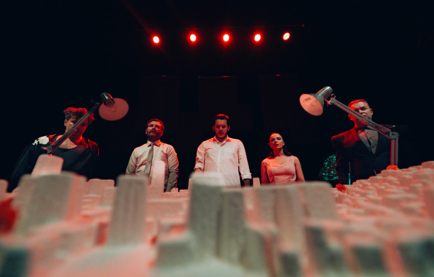 “Prishtina – vrasja e paralajmëruar e një ëndrre” sjell kaosin e kryeqytetit tani duke u kthyer dekada prapa kur kryeqyteti “humbi shpirtin”  (Foto: Noar Krasniqi)