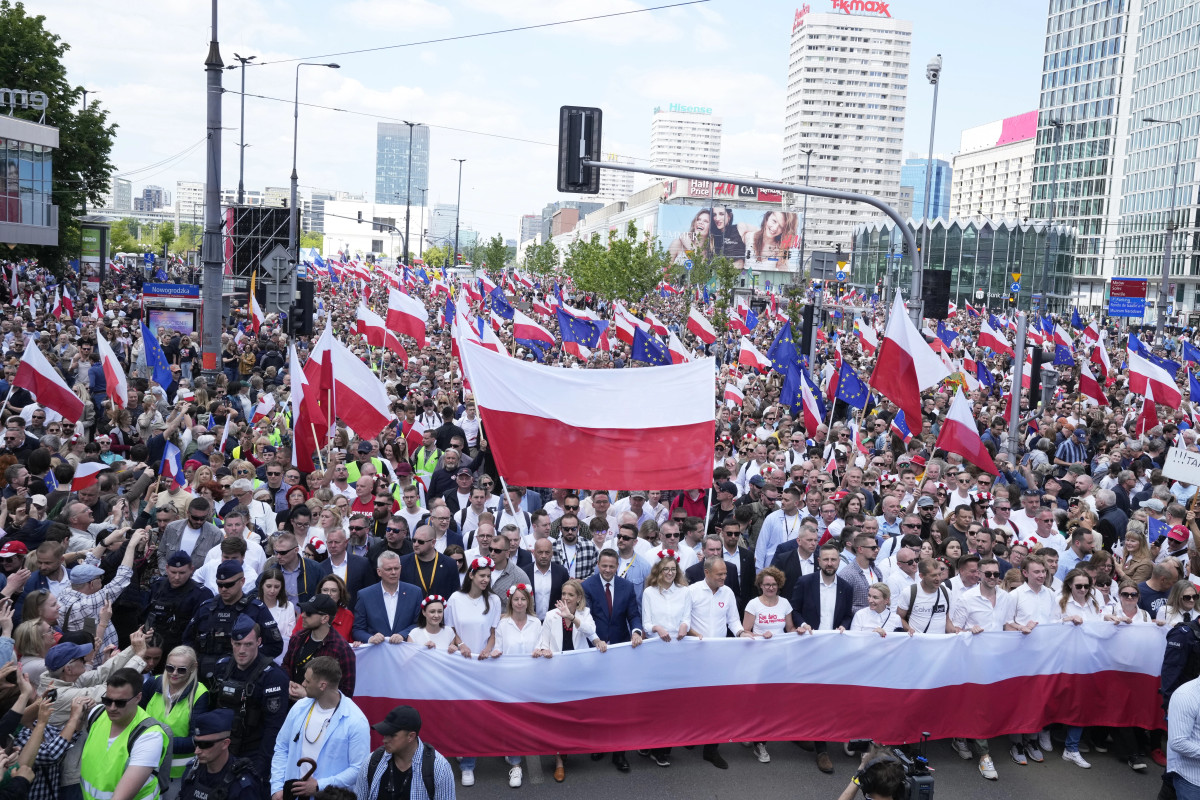 Mijëra polakë u bashkohen tubimeve të kandidatëve konkurrues për president