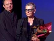 Aktorja Tatjana Shojiq me Çmimin për shfaqjen më të mirë (“Purple”) dhe atë për aktoren më të mirë, të cilat ia ka dorëzuar kryeministri në detyrë Albin Kurti, të shtunën mbrëma në përmbyllje të edicionit të nëntë të Festivalit të Teatrove në Prishtinë