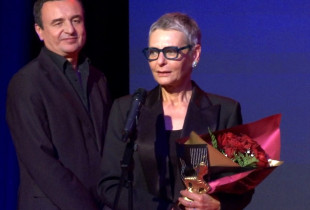 Aktorja Tatjana Shojiq me Çmimin për shfaqjen më të mirë (“Purple”) dhe atë për aktoren më të mirë, të cilat ia ka dorëzuar kryeministri në detyrë Albin Kurti, të shtunën mbrëma në përmbyllje të edicionit të nëntë të Festivalit të Teatrove në Prishtinë