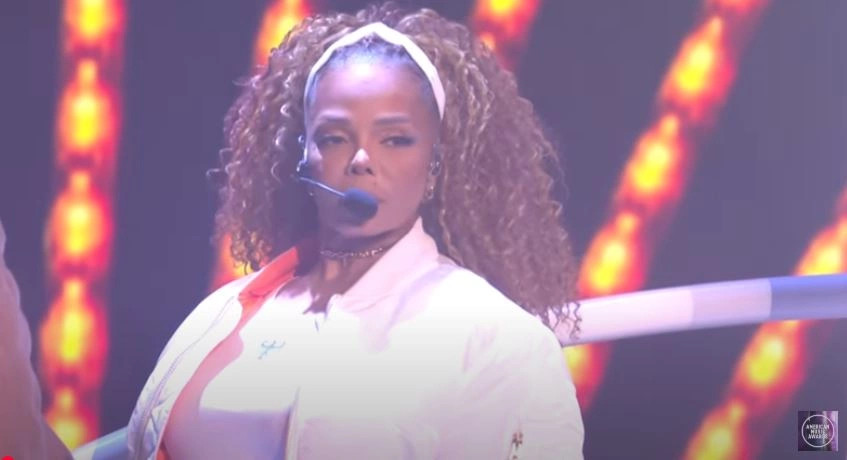 Janet Jackson gajtë performancës "Someone to Call My Lover" dhe "All for You"  në MTV VMA