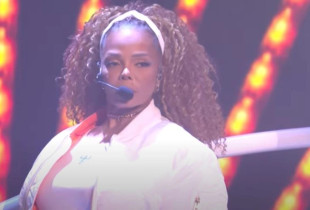 Janet Jackson gajtë performancës "Someone to Call My Lover" dhe "All for You" në MTV VMA