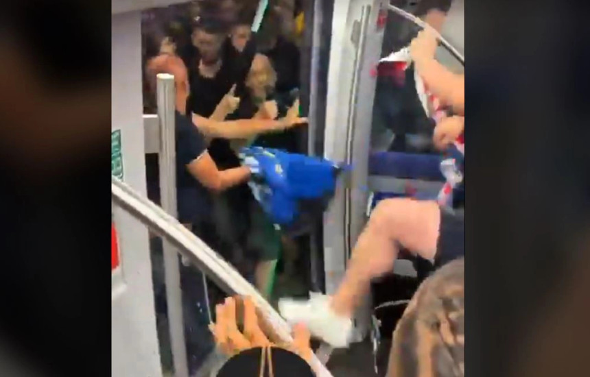 Tifozët e PSG-së sulmohen në metro