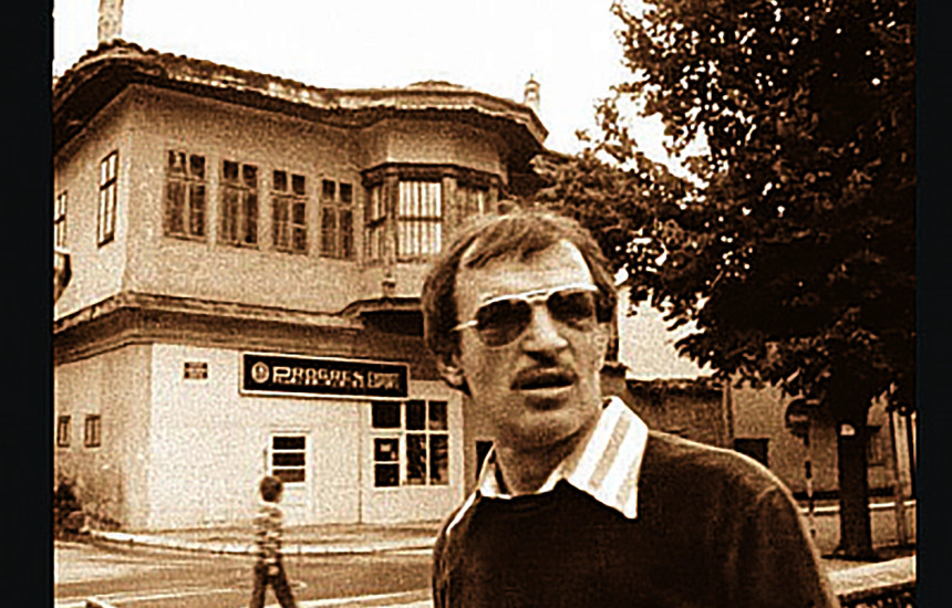 Bekim Fehmiu para shtëpisë në Prizren pran Lumbardhit (Foto: Shukri Kaçaniku)