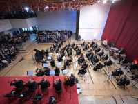 “Koncerti nr.1 për piano” dhe “Simfonia e gjashtë” te Tchaikovskyt kanë qenë përjetim magjik e rrugëtim shpirtëror në botën e melodive. Me soliste pianisten virtuoze Sofya Gulyak dhe dirigjent mjeshtrin Peter Valentovič (Foto: Arben Llapashtica)