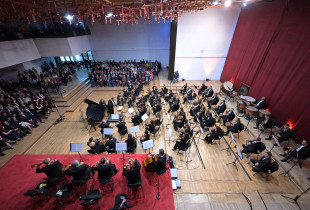 “Koncerti nr.1 për piano” dhe “Simfonia e gjashtë” te Tchaikovskyt kanë qenë përjetim magjik e rrugëtim shpirtëror në botën e melodive. Me soliste pianisten virtuoze Sofya Gulyak dhe dirigjent mjeshtrin Peter Valentovič (Foto: Arben Llapashtica)