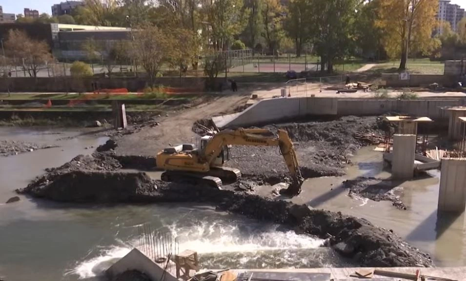 Vërshohen punimet në urën e re që lidh Mitrovicën