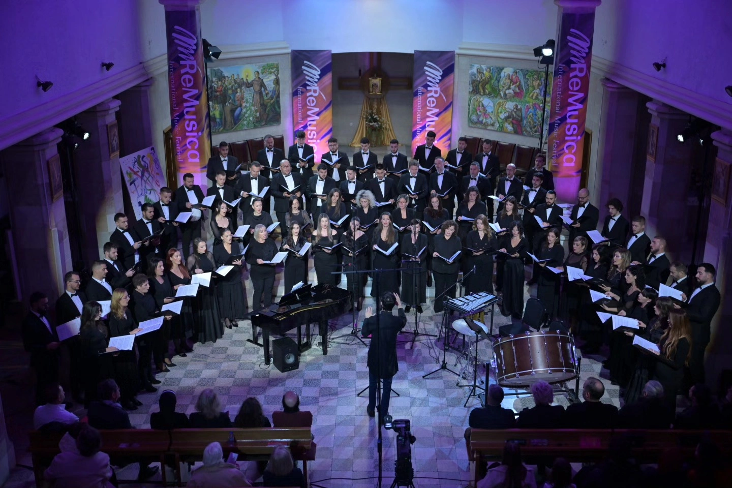 Për pesë net radhazi, hapësira e kishës katolike “Shën Ndou” në Prishtinë është kthyer në sallë koncertale si alternativë për koncertet e saj nga ato me grupe më të vogla muzikantësh e deri te formacionet e plota korale e me orkestër