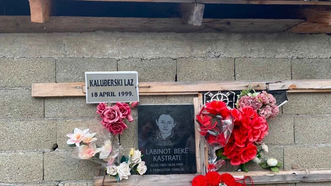 Vendosja e luleve në Husaj në vendin e krimit (18 prill 1999)