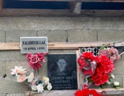 Vendosja e luleve në Husaj në vendin e krimit (18 prill 1999)