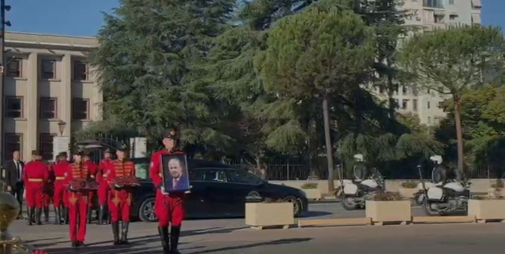 Shqipëria në zi kombëtare për nder të Fatos Nanos