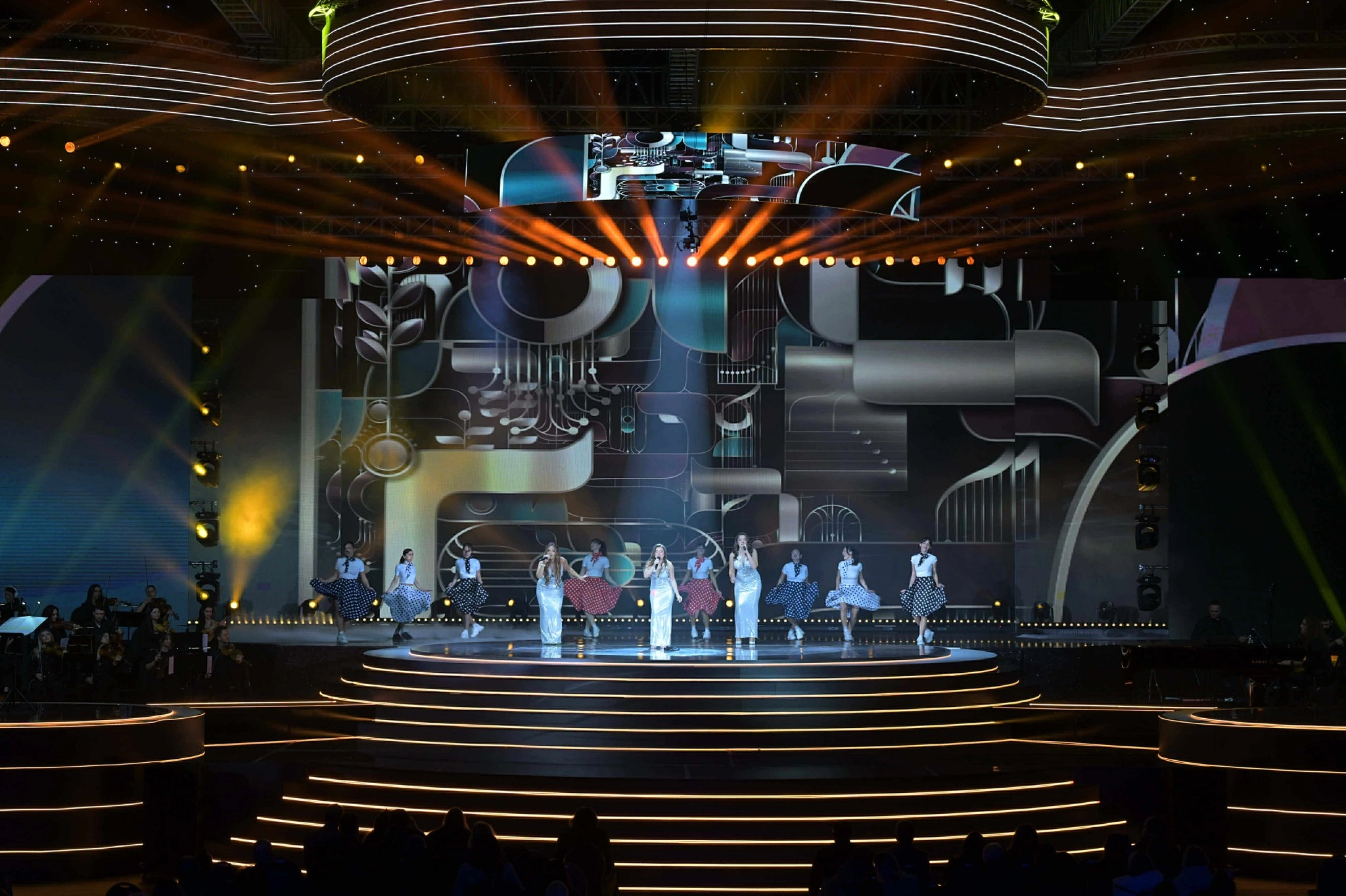 Nata e parë e Festivalit të Këngës në RTK, të enjten mbrëma, ka ardhur si një mozaik zërash e tingujsh që kanë gërshetuar traditën dhe rrymën moderne (Foto: Arben Llapashtica)