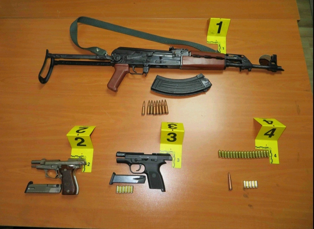 Dy të ndaluar në Vushtrri, sekuestrohen armë dhe municione