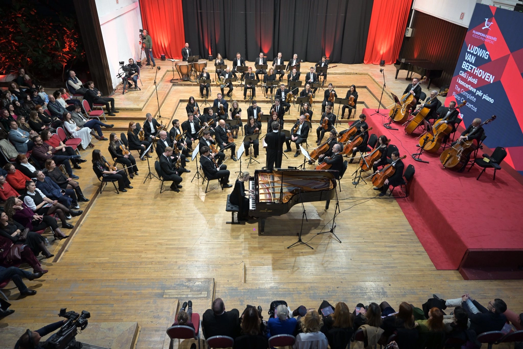 Pamjet nga skena e Prishtinës dëshmojnë përgatitjen e kujdesshme të Orkestrës së Filharmonisë së Kosovës, e cila në këtë rast është vendosur në një dialog të pandërprerë me pianistët në zbërthimin e Beethovenit (Foto: Arben Llapashtica)