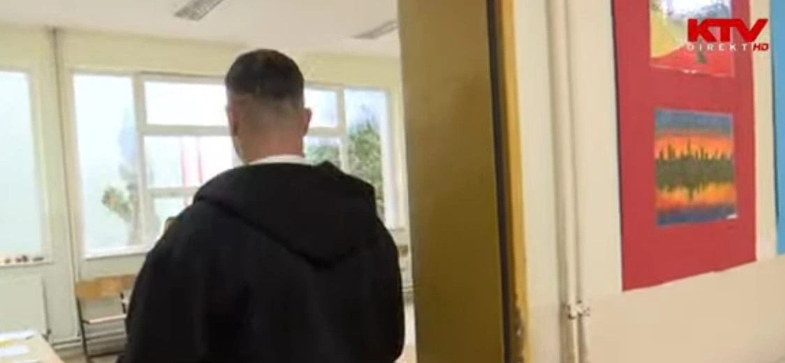 Ekipi i Kohës pengohet të marrë pamje brenda një vendvotimi në shkollën  Fazli Grajqevci  në Mitrovicë