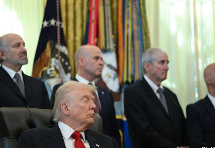 Bëhen virale pamjet e Trumpit duke fjetur në Zyrën Ovale