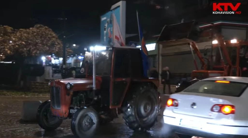 Traktorë e goma të veturave në kremtet e partive nëpër komuna