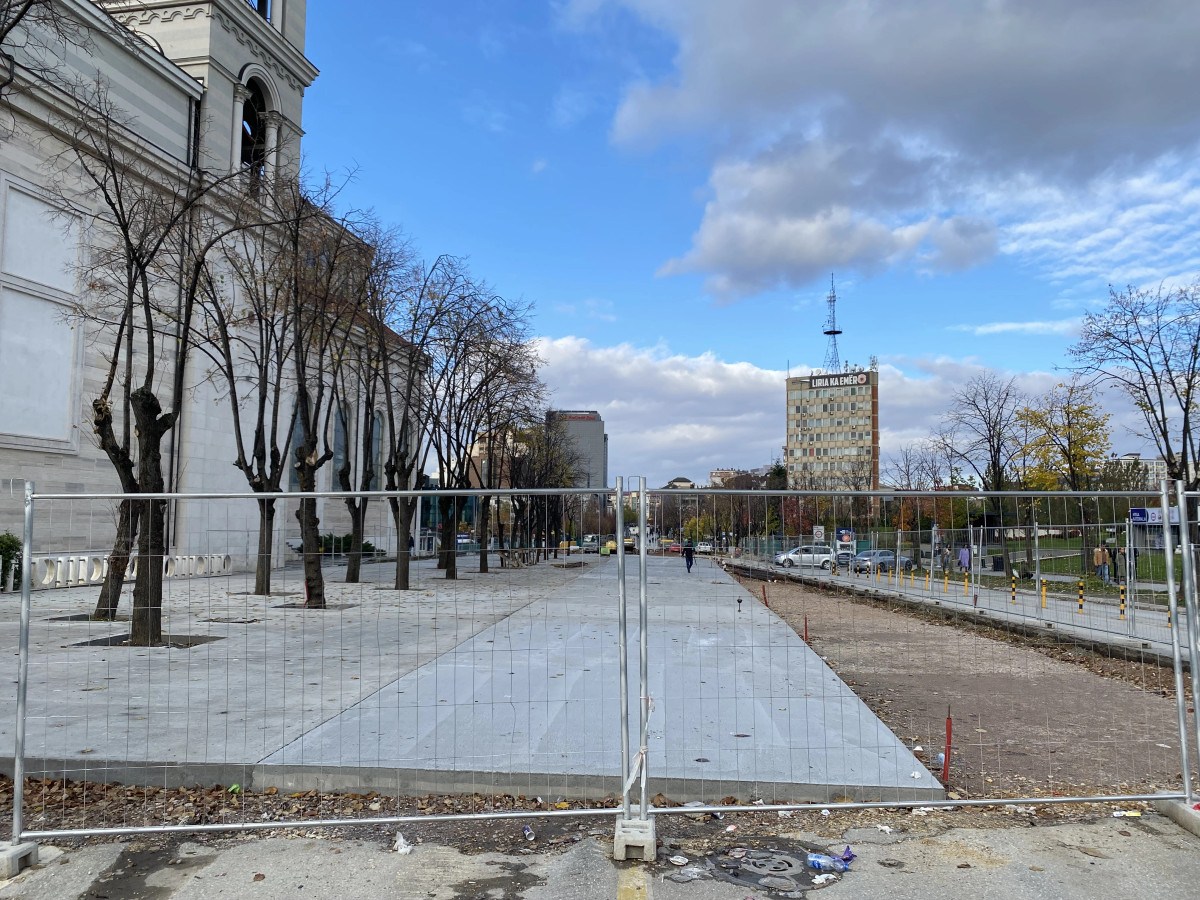 Komuna vazhdon betonimin e gjysmës së  Xhorxh Bushit  që mbetet pa leje